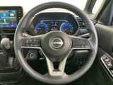 手元に複数のスイッチを備え、運転姿勢を保ちながら各種操作を行いやすい仕様です。メーターや前方を確認しながら扱いやすい配置で、日々の運転をサポート。握りやすさにも配慮された形状です。