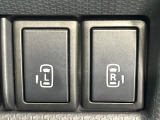 【両側パワースライドドア】スマートキーや運転席のスイッチで後席両側スライドドアの開閉が可能♪電動だから力を入れてドアを開ける必要が無く、小さなお子様でも簡単に開け閉めでき快適です♪