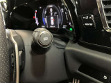 オートマチックハイビームとは、先行車や対向車のライトを認識し、ハイビームとロービームを自動で切り替える機能です。夜道の視界を確保します。詳細は販売店スタッフまでおたずねください。