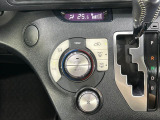 【オートエアコン】一度お好みの温度に設定すれば、車内の温度を検知し風量や温度を自動で調整。暑い&hellip;寒い&hellip;と何度もスイッチ操作をする必要はありません。快適な車内空間には必須の機能ですね♪