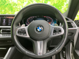 手に取りやすい位置にスイッチがまとまり、運転中も必要な操作へアクセスしやすい構成です。握りやすい形状で、前方を見ながら扱いやすい点も魅力です。