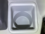 ドリンクホルダーになります。ちょっとした小物を入れるのにも便利です。