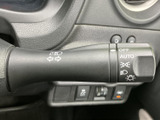 操作しやすいウインカーレバーで、安全確認を怠らずにスムーズな車線変更をサポート。直感的な操作で快適なドライビングを。