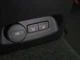 北欧スウェーデンならではのアイテム。運転席・助手席に加え後部座席にも搭載されたシートヒーターが冬場の始動時には大活躍。車両自体が暖まるよりもいち早く最適な温度に到達し、快適な環境を整えてくれます。