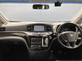 運転席からの視界は広く、運転操作もスムーズに行えます。落ち着いた色調のインテリアは、長距離運転でも疲れにくい空間を提供します。