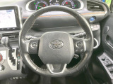 【純正革巻きステアリング】上質な革を使用することで、手にしっかり馴染みとても運転しやすいハンドルです♪
