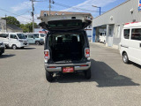 バックドアは上開き跳ね上げ式で、開口も広め!レジャーやショッピングの荷物も積みやすそうですね!