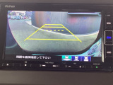 後退時に車両の後ろ側をモニター画面に表示します。車庫入れなどでバックする際に後方確認ができて便利です。車庫入れが苦手な人もこれで安心。