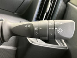 操作しやすい位置に配置され、直感的に操作可能。スムーズな車線変更や右左折をサポートし、安全運転に貢献します。