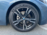 【BMWアロイホイール】軽量かつ強度に拘ったアロイホイール。走行性能ポテンシャルを引き出す設計。タイヤのサイドウォールが強化されたランフラットタイヤは、パンク時にタイヤがつぶれてもリムから外れません。