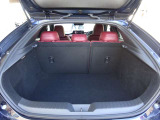 【広々トランクルーム】車体に対してスペースは広めに作ってあります。また、背もたれを倒すとより多くの荷物を乗せることができます。
