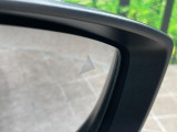 【ブラインドスポットモニタリング】走行中、ドアミラーの死角になりやすい箇所に後続車が接近するとサイドミラー付近に警告を表示、ドライバーに注意喚起をしてくれます。