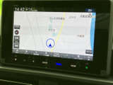 地図上に現在地の目印と周辺の道路、施設名が表示され、目的地までの位置関係を確認しやすい画面です。縮尺やメニューの案内も見やすく、初めての場所への移動時にも役立ちます。