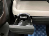 【助手席ドリンクホルダー】使いやすさに配慮したドリンクホルダー