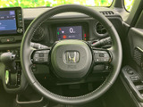 手元に複数のスイッチが配置され、運転姿勢を大きく崩さず各種機能へアクセスできます。メーターや前方を見ながら扱いやすく、日々の運転を便利に支える装備です。
