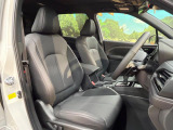 【シートヒーター&ベンチレーション】夏場は涼しい風でお尻や背中の熱やムレを防ぎ、冬はエアコンよりも早く温まってポカポカに!季節を問わず快適に過ごせます。