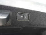 オートマチックテールゲートを搭載。ボタン操作でスムーズに開閉でき、荷物の積み下ろしを快適にサポートします。