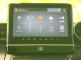 ラジオやディスク、Bluetooth、USBなど複数の音源が一覧で表示され、使いたい項目を選びやすい画面です。日常の移動に合わせて音楽や情報を楽しめます。