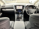 広々とした室内空間が魅力です。ドライバー席からの視界も広く、運転に集中できます。快適なドライブを楽しめます。
