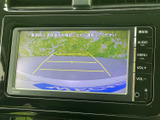 後方確認モニターは、安全な駐車や車庫入れをサポートします。狭い場所でも映像を確認しながら運転でき、安心して取り回せます。