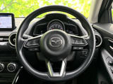 握りやすい形状で、左右には手元で扱えるスイッチ類を配置。運転姿勢を大きく変えずに各種操作へアクセスでき、前方に意識を向けやすい設計です。