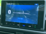画面上の表示が見やすく、オーディオ関連の情報を確認しやすい設計です。手元のボタンから画面や音量の操作に移りやすく、日々の移動で使う機能をまとめて扱える便利な装備です。