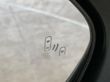 【ブラインドスポットモニター】走行中、ドアミラーの死角になりやすい箇所に後続車が接近するとサイドミラーのレンズに警告を表示!ドライバーに注意喚起をしてくれます。