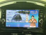 停車中には、テレビやビデオを楽しめます。後部座席での移動も退屈知らず。家族でのドライブに最適です。