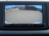 バックカメラ装備しております。駐車時に大変役に立ちますよ。駐車が苦手な方にも便利機能です。