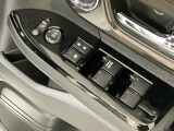 運転席のスイッチで全てのウィンドウの開閉操作を行うことができます。ロックボタンをONにしておくと、運転席以外のウィンドウは作動しないのでお子様を乗せているときなども安心ですね♪