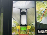 後方の状況をわかりやすく表示するバックモニター。駐車時の安全性を高め、運転の苦手な方でも安心して操作できます。狭い場所での運転も楽々です。
