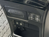 【アクセサリーソケット】車内で利用する電気製品の電源として広く利用できます