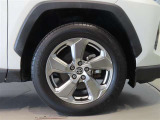 純正のアルミホイール装着車です。タイヤサイズは225/60R18です。