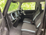 運転席と助手席のシートは明るい差し色がアクセントとなり、落ち着いた室内に彩りを添えています。前方の視界が開け、助手席側からも周囲の景色を楽しみやすい空間です。