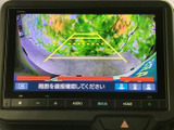 後方の様子とガイド線を画面で確認でき、駐車時や車庫入れの際に周囲を把握する助けになります。目視で周囲も確認しながら、バック操作を行いたい方に心強い装備です。