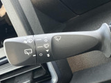 レバー上に操作位置を示す表示が並び、運転席から設定を確認しやすい仕様です。雨の日や視界が気になる場面でも手元で扱いやすく、日常の運転で役立つ装備が分かりやすくまとめられています。
