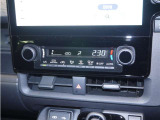 【オートエアコン】設定した温度になるように車が自動で風量や吹き出し口、冷暖房の強さを調整してくれるエアコンです。一度温度を設定すれば、自動で快適な室温を保ってくれるので運転に集中しやすいですよ♪