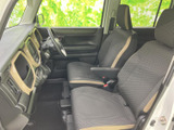 前席は落ち着いた色合いのシートで、座面と背もたれに模様が施されています。運転席と助手席の間にもゆとりがあり、明るい窓まわりと合わせて快適に過ごせる室内です。
