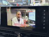 停車中には、番組や映像をお楽しみいただけます。長距離移動の休憩時間に、リラックスしたひとときを。多彩なエンターテイメント機能搭載。