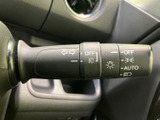 ウインカーレバーは操作しやすい位置に配置されており、スムーズな車線変更をサポートします。周囲への意思表示をわかりやすく行えます。