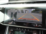 サラウンドビューカメラを搭載。車両を上空から見下ろすような映像で、駐車時の安全確認をサポートします。