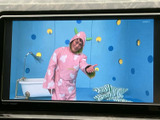 テレビ番組を画面で視聴でき、停車中の待ち時間などにも映像を楽しめます。画面いっぱいに映像が表示されるため、車内で過ごす時間の気分転換にも活用できる便利な装備です。