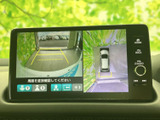 後方確認をサポートするモニター画面。狭い道や駐車時の不安を軽減し、安全な運転に貢献。運転に自信がない方にもおすすめです。