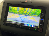 【バックカメラ】駐車時に後方がリアルタイム映像で確認できます。大型商業施設や立体駐車場での駐車時や、夜間のバック時に大活躍!運転スキルに関わらず、今や必須となった装備のひとつです!