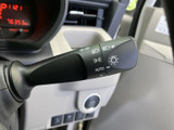 操作しやすい位置に配置されたウインカーレバーです。スムーズな操作で、安全な車線変更をサポートします。運転のしやすさを追求しました。