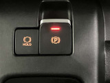 【電動パーキングブレーキ】スイッチ一つで簡単に操作できる電動パーキングを搭載。シフト操作やアクセルと連動してパーキングブレーキが作動・解除されるため、スムーズな発進が可能に。