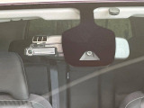 【エマージェンシーブレーキ】走行中に前方の車両等を認識し、衝突しそうな時は警報とブレーキで衝突回避と被害軽減をアシスト。より安全にドライブをお楽しみいただけます。