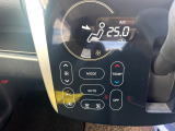 【オートエアコン】一度お好みの温度に設定すれば、車内の温度を検知し風量や温度を自動で調整。暑い&hellip;寒い&hellip;と何度もスイッチ操作をする必要はありません。快適な車内空間には必須の機能ですね♪