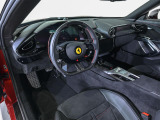 6.5L V12自然吸気エンジンは830cvの優れた出力を誇り9500rpmまで吹け上がる超高回転型エンジンが生み出すリニアな加速と、甲高く澄み切ったV12サウンドが、ドライバーの感性を揺さぶります