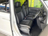 運転席シート廻りは使用感も少なく、良好な状態となっています。前オーナー様が丁寧に使っていたことがよくわかりますね。